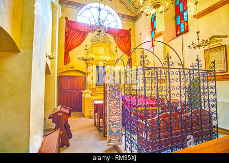 Cracovie, Pologne - 21 juin 2018 : La petite salle de prière préservés de Remah historique Synagogue avec boîtier en fer forgé au milieu, le 21 juin i Banque D'Images