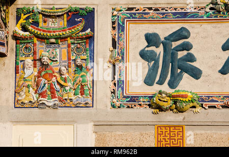 Œuvres porcelaine appelé Chien Nien dans la Cheong Fatt Tze Mansion, le bleu à George Town, Penang, Malaisie Banque D'Images