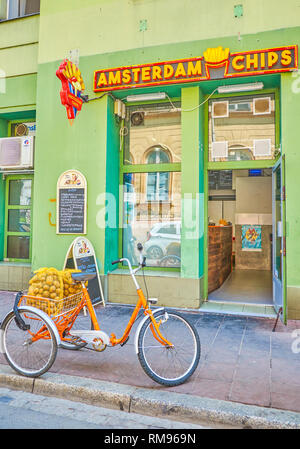 Cracovie, Pologne - 21 juin 2018 : l'entrée du fast-food populaires Amsterdam jetons qui propose des pommes frites avec variété de sauces, le 21 juin dans K Banque D'Images