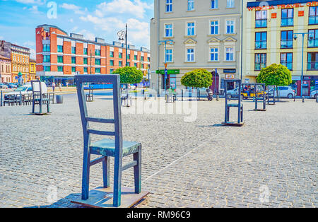 Cracovie, Pologne - 21 juin 2018 : Le monument commémoratif en forme de les chaises disposées dans la grande Place des Héros du Ghetto, le 21 juin à Cracovie Banque D'Images