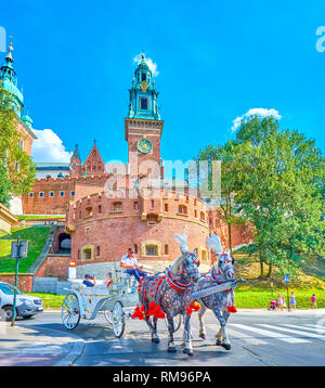 Cracovie, Pologne - 21 juin 2018 : La belle de style médiéval avec deux beaux chevaux avec pompons rouges, le 21 juin à Cracovie. Banque D'Images