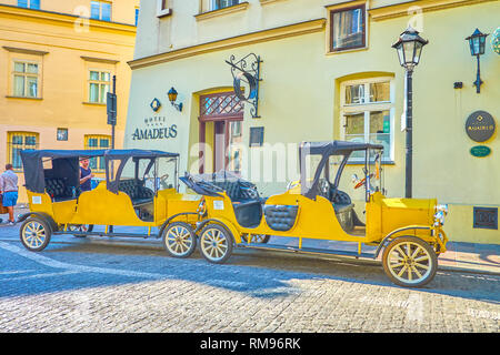 Cracovie, Pologne - 21 juin 2018 : les véhicules électriques de style rétro transporter les touristes dans la vieille ville, le 21 juin à Cracovie. Banque D'Images