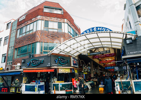 L'île de Jeju, Corée - 3 Février, 2019 : Seogwipo Maeil Olle Market, marché traditionnel coréen Banque D'Images