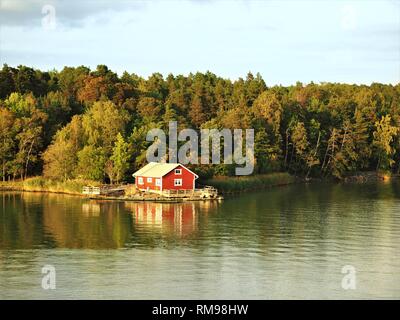 Cabine sur la côte d'une île boisée dans l'archipel de Turku, en Finlande, à l'automne Banque D'Images