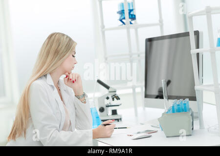 Female scientist examine les données sur l'ordinateur Banque D'Images