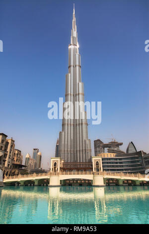 Burj Khalifa et la fontaine de Dubaï Bridge à Dubaï, Émirats arabes unis. Banque D'Images