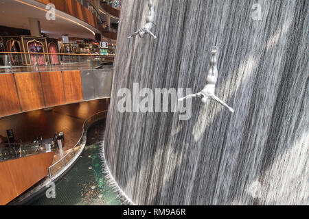 Dubaï, Émirats Arabes Unis - 9 septembre 2018 : La cascade de centre commercial de Dubaï, Dubaï, Emirats Arabes Unis. Banque D'Images