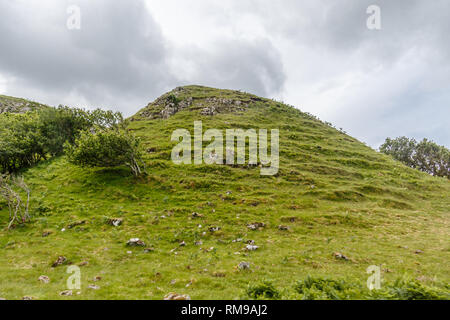 Découvrez le paysage géologique de Fairy Glen, île de Skye, qui ressemble à ce pourrait être la maison de fées magiques. Banque D'Images