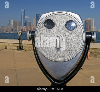 Acier argent / PayToView jumelles à monnayeur, Ellis Island, New York Harbor, vue de Manhattan, New York, USA, United States of America Banque D'Images