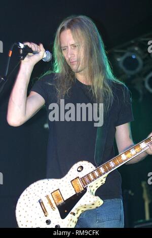 Guitariste, chanteur et compositeur Jerry Cantrell, mieux connu pour son travail avec le groupe grunge Alice in Chains, est illustré d'effectuer "live" en concert avec son groupe solo. Banque D'Images