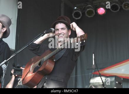 Chanteur, auteur-compositeur et guitariste Fuzz est montré sur scène pendant un concert 'live' avec son projet parallèle la caravane de voleurs. Banque D'Images