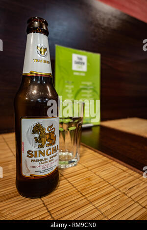 Bouteille de bière Singha sur une table dans un restaurant thaïlandais à Wath, Rotherham, South Yorkshire, Angleterre Banque D'Images