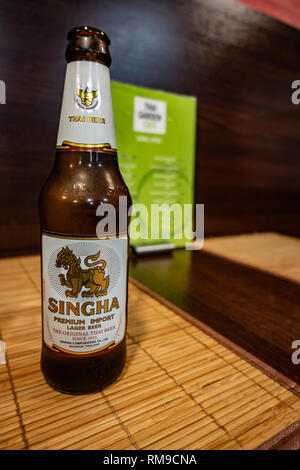 Bouteille de bière Singha sur une table dans un restaurant thaïlandais à Wath, Rotherham, South Yorkshire, Angleterre Banque D'Images