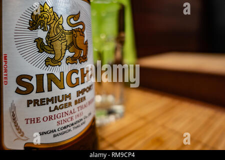 Bouteille de bière Singha sur une table dans un restaurant thaïlandais à Wath, Rotherham, South Yorkshire, Angleterre Banque D'Images