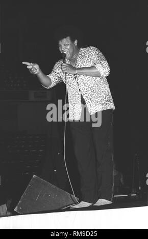 Chanteur, auteur-compositeur et créateur de 'TheTwist', Chubby Checker, est illustré sur la scène d'effectuer au cours d'un concert en direct de l'apparence. Banque D'Images