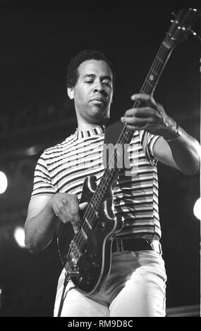 Compositeur et bassiste Stanley Clarke est montré sur scène pendant un concert 'live' apparence Banque D'Images