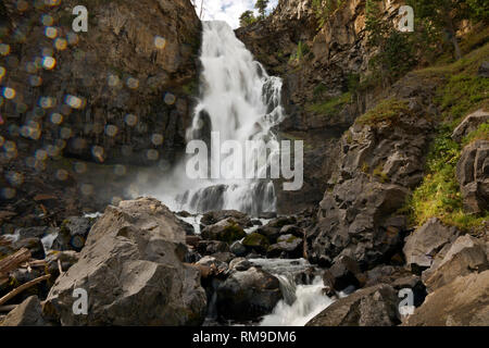 WY03707-00...WYOMING - Osprey Falls sur la rivière Gardner dans le Parc National de Yellowstone. Banque D'Images