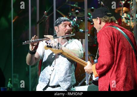 Ian Anderson et le guitariste Martin Barre du groupe de rock britannique Jethro Tull sont présentés sur scène pendant un concert en direct de l'apparence. Banque D'Images