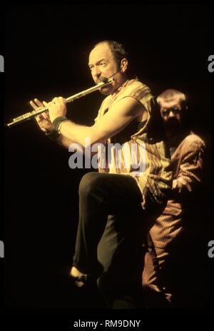 Ian Anderson de la musicien de rock britannique Jethro Tull est montré sur scène pendant un concert en direct de l'apparence. Banque D'Images