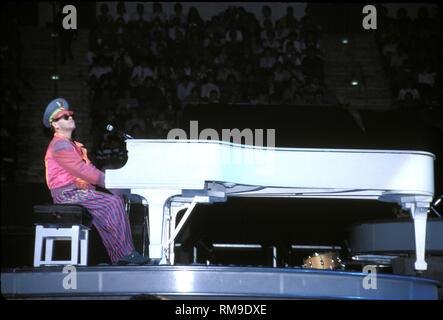 Chanteur, parolier, compositeur et pianiste.Sir Elton Hercules John est montré sur scène pendant un concert en direct de l'apparence. Banque D'Images