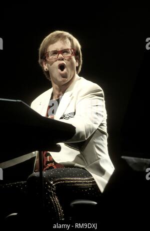 Chanteur, parolier, compositeur et pianiste.Sir Elton Hercules John est montré sur scène pendant un concert en direct de l'apparence. Banque D'Images