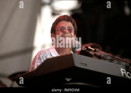 Chanteur, parolier, compositeur et pianiste.Sir Elton Hercules John est montré sur scène pendant un concert en direct de l'apparence. Banque D'Images