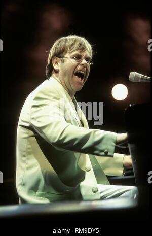 Chanteur, parolier, compositeur et pianiste.Sir Elton Hercules John est montré sur scène pendant un concert en direct de l'apparence. Banque D'Images