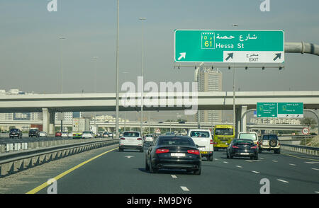 Dubaï, Émirats arabes unis - Dec 5, 2018. L'autoroute à Dubaï, Émirats arabes unis. Dubaï est la plus grande et la ville la plus peuplée de l'Emirats arabes unis (EAU). Banque D'Images