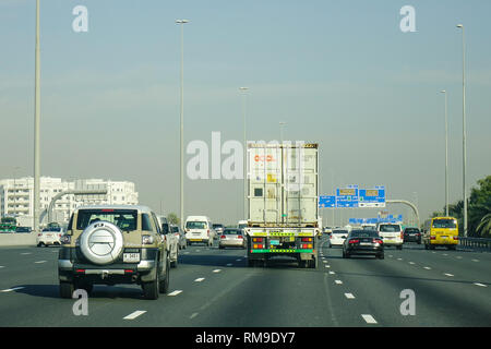 Dubaï, Émirats arabes unis - Dec 5, 2018. L'autoroute à Dubaï, Émirats arabes unis. Dubaï est la plus grande et la ville la plus peuplée de l'Emirats arabes unis (EAU). Banque D'Images