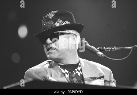 Chanteur, auteur-compositeur, pianiste et compositeur Elton John est montré sur scène pendant un concert en direct de l'apparence. Banque D'Images