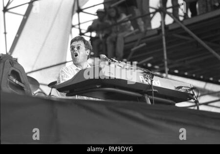 Chanteur, auteur-compositeur, pianiste et compositeur Elton John est montré sur scène pendant un concert en direct de l'apparence. Banque D'Images