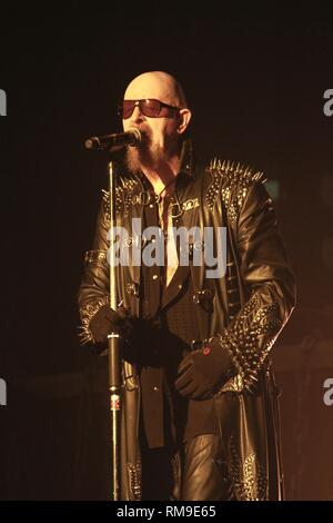 Chanteur Rob Halford du groupe de heavy metal Judas Priest est montré sur scène pendant un concert en direct de l'apparence. Banque D'Images