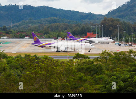 Boeing 777 sur la piste Banque D'Images