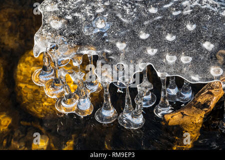 Près de glace sur la rivière Arkansas sud près de la petite ville de montagne de Salida, Colorado, USA Banque D'Images