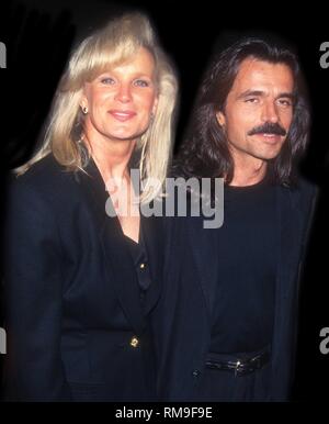 Yanni et Linda Evans 1993 Photo de John Barrett/PHOTOlink /MediaPunch Banque D'Images