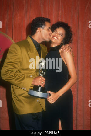 PASADENA, CA - 5 janvier : l'Acteur Kristoff St John et actrice Victoria Rowell assister à la 26e assemblée annuelle de l'image de la NAACP Awards le 5 janvier 1993 à Pasadena Civic Auditorium à Pasadena, en Californie. Photo de Barry King/Alamy Stock Photo Banque D'Images