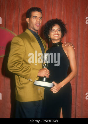 PASADENA, CA - 5 janvier : l'Acteur Kristoff St John et actrice Victoria Rowell assister à la 26e assemblée annuelle de l'image de la NAACP Awards le 5 janvier 1993 à Pasadena Civic Auditorium à Pasadena, en Californie. Photo de Barry King/Alamy Stock Photo Banque D'Images