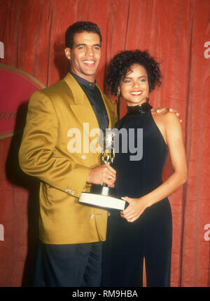 PASADENA, CA - 5 janvier : l'Acteur Kristoff St John et actrice Victoria Rowell assister à la 26e assemblée annuelle de l'image de la NAACP Awards le 5 janvier 1993 à Pasadena Civic Auditorium à Pasadena, en Californie. Photo de Barry King/Alamy Stock Photo Banque D'Images