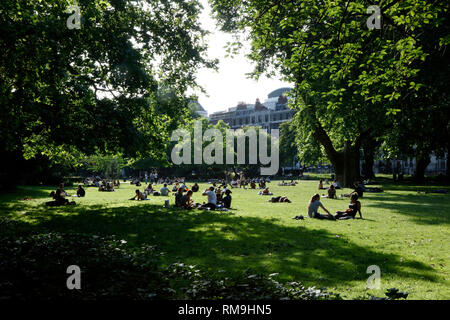 Profitant du soleil d'été sur Lincoln's Inn Fields, London, UK Banque D'Images