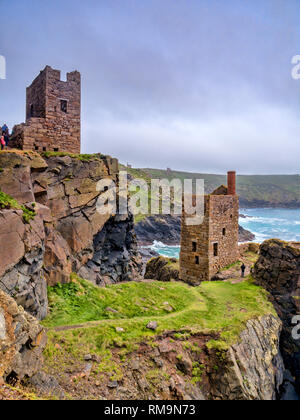 Les couronnes, Maisons moteur partie de la mine Botallack à Cornwall, Angleterre, Royaume-Uni. Banque D'Images