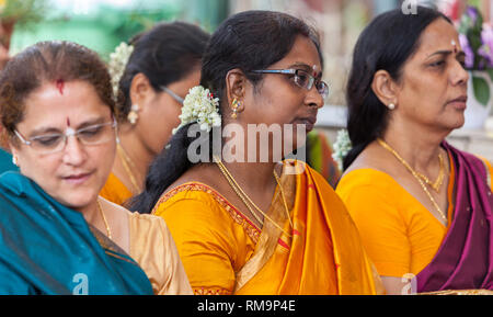 Les femmes adoraient le Temple hindou Sri Vadapathira Kaliamman pendant les célébrations de Navarhiri, à Singapour. Banque D'Images