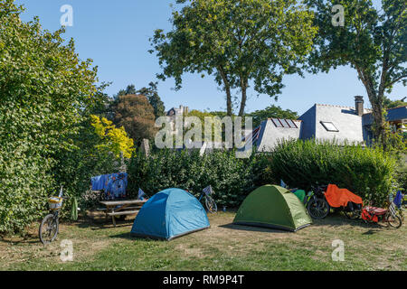 France, Morbihan, La Roche Bernard, d'une tente sur un camping // France, Morbihan (56), La Roche-Bernard, tentes sur un camping Banque D'Images