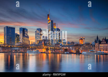 Frankfurt am Main, Allemagne. Cityscape image de Frankfurt am Main skyline pendant beau coucher du soleil. Banque D'Images