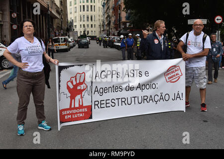 SÃO PAULO, SP - 13.02.2019 : MANIFESTAÇÃO DE servidores públicos SP - Démonstration et l'Assemblée générale des employés publics municipaux en grève, ce mercredi (13) La manifestation a commencé en face de la ville de São Paulo, suivi par l'Av. Le 23 mai, et s'est terminé à Av. Paulista. (Photo : Roberto Casimiro/Fotoarena) Banque D'Images