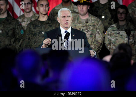 Varsovie, Pologne. Feb 13, 2019. Le Vice-président américain Mike Pence (C) parle aux soldats sur une base militaire à Varsovie, Pologne, le 13 février 2019. Pence a visite à Varsovie comprend les deux jours de la conférence sur le Moyen-Orient co-organisé par les États-Unis et la Pologne, qui a débuté mercredi après-midi avec une cérémonie d'accueil des participants. Credit : Jaap Arriens/Xinhua/Alamy Live News Banque D'Images