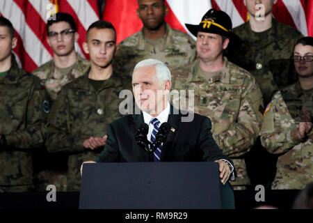 Varsovie, Pologne. Feb 13, 2019. Le Vice-président américain Mike Pence (avant) s'adresse aux soldats sur une base militaire à Varsovie, Pologne, le 13 février 2019. Pence a visite à Varsovie comprend les deux jours de la conférence sur le Moyen-Orient co-organisé par les États-Unis et la Pologne, qui a débuté mercredi après-midi avec une cérémonie d'accueil des participants. Credit : Jaap Arriens/Xinhua/Alamy Live News Banque D'Images