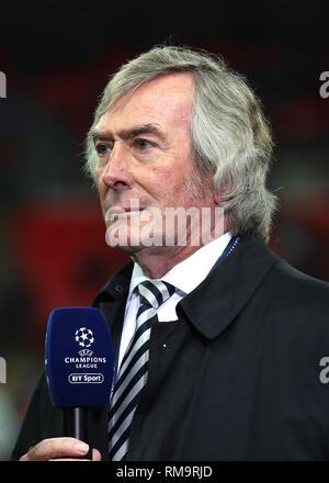 Le stade de Wembley, Londres, en Angleterre. Feb 13, 2019. Ligue des Champions de football, Tottenham Hotspur contre Borussia Dortmund ; ancien d'Irlande et de Tottenham Gardien Pat Jennings interviewée par BT Des intervieweurs sur place Kelly sur le terrain avant le coup d'Action Crédit : Plus Sport/Alamy Live News Banque D'Images