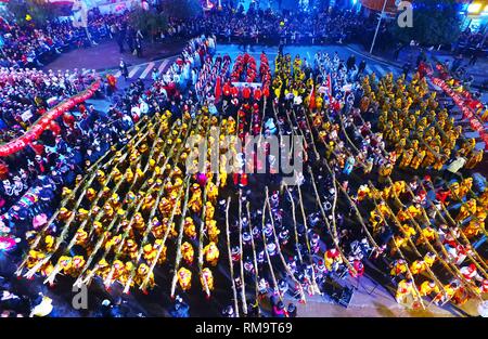 Qiandongnan, province du Guizhou en Chine. Feb 13, 2019. Photo aérienne montre que les personnes effectuant la danse du dragon pour célébrer la prochaine fête des Lanternes, qui tombe le 19 février cette année, dans le comté de Shibing, sud-ouest de la Chine dans la province du Guizhou, le 13 février 2019. Credit : Fang Peng/Xinhua/Alamy Live News Banque D'Images