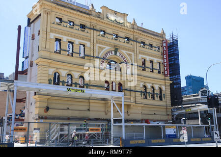 Adélaïde, Australie. 14 février 2019. Le monument Her Majesty's Theatre à Adélaïde qui a été construit comme le Tivoli en 1913 est en cours de réaménagement majeur tout en conservant la façade originale du bâtiment et devrait rouvrir ses portes en 2020 environ 1 500 sièges Crédit : amer ghazzal/Alamy Live News Banque D'Images