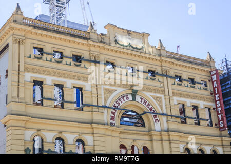 Adélaïde, Australie. 14 février 2019. Le monument Her Majesty's Theatre à Adélaïde qui a été construit comme le Tivoli en 1913 est en cours de réaménagement majeur tout en conservant la façade originale du bâtiment et devrait rouvrir ses portes en 2020 environ 1 500 sièges Crédit : amer ghazzal/Alamy Live News Banque D'Images